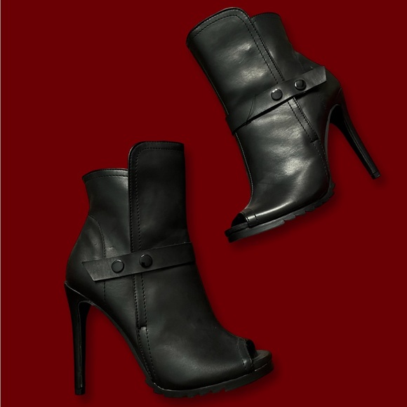 Laundry List Peep Toe Black Heels - Picture 1 of 4